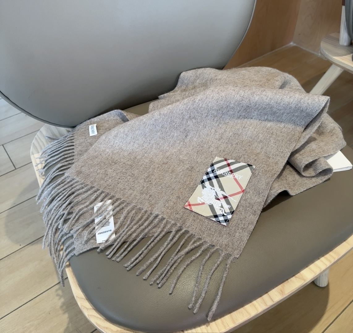 Burberry · 巴宝莉围巾❗️好看的要疯掉了，太有型太有魅力了❗️❗️非常斯文时尚的秋冬单品！真的