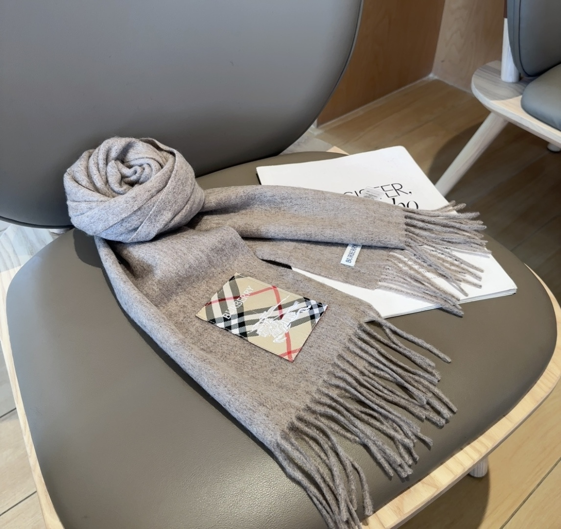 Burberry · 巴宝莉围巾❗️好看的要疯掉了，太有型太有魅力了❗️❗️非常斯文时尚的秋冬单品！真的