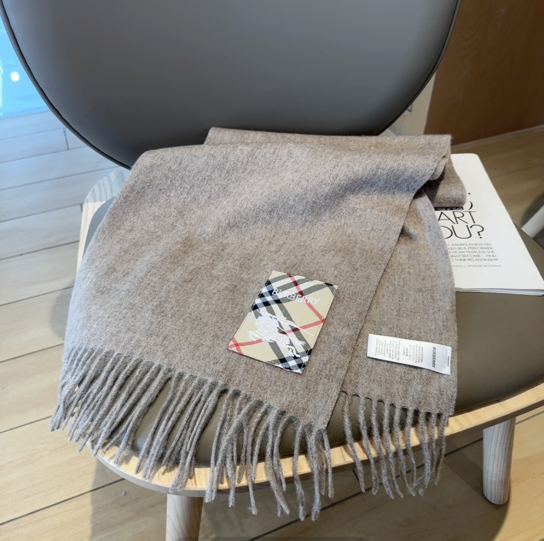 Burberry · 巴宝莉围巾❗️好看的要疯掉了，太有型太有魅力了❗️❗️非常斯文时尚的秋冬单品！真的