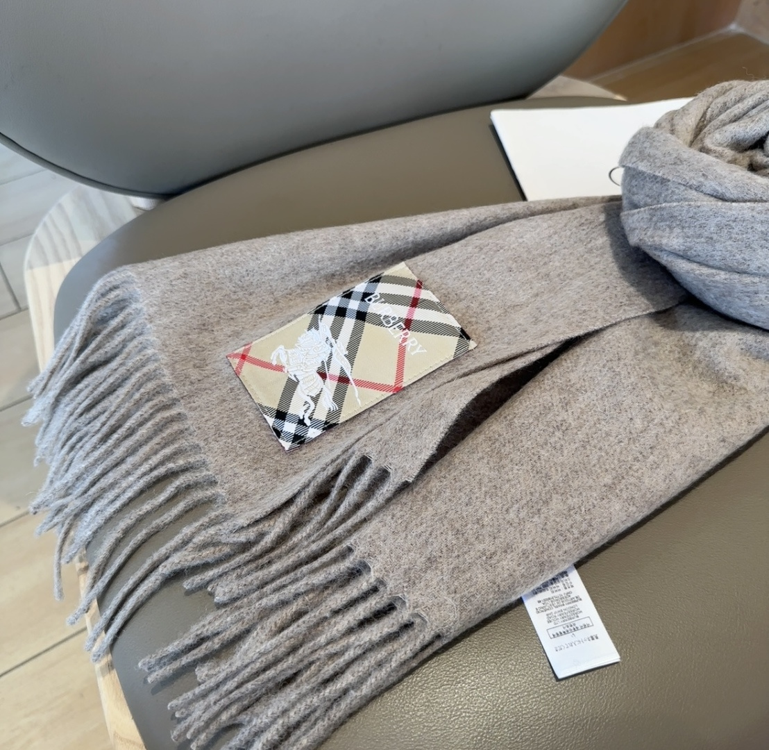 Burberry · 巴宝莉围巾❗️好看的要疯掉了，太有型太有魅力了❗️❗️非常斯文时尚的秋冬单品！真的