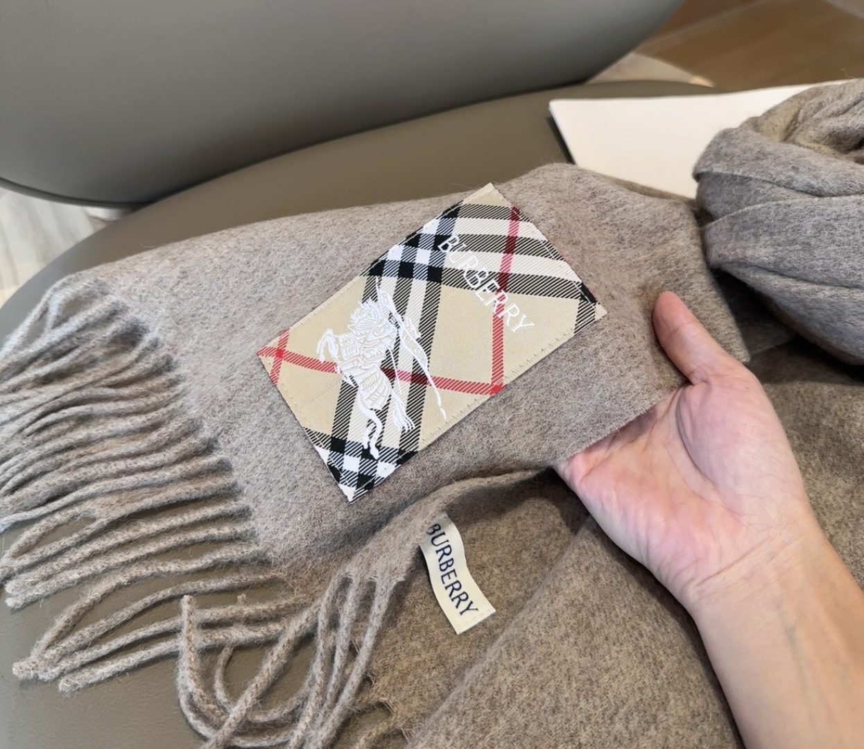 Burberry · 巴宝莉围巾❗️好看的要疯掉了，太有型太有魅力了❗️❗️非常斯文时尚的秋冬单品！真的