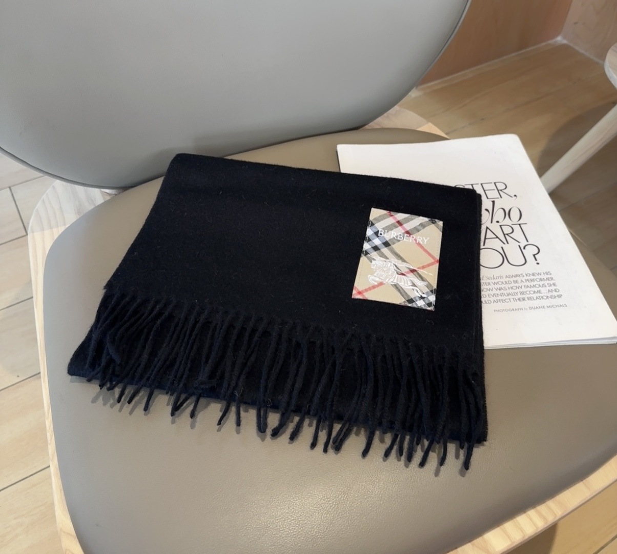 Burberry · 巴宝莉围巾❗️好看的要疯掉了，太有型太有魅力了❗️❗️非常斯文时尚的秋冬单品！真的