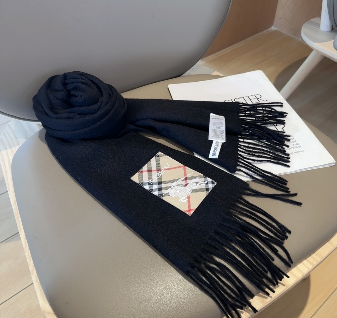 Burberry · 巴宝莉围巾❗️好看的要疯掉了，太有型太有魅力了❗️❗️非常斯文时尚的秋冬单品！真的