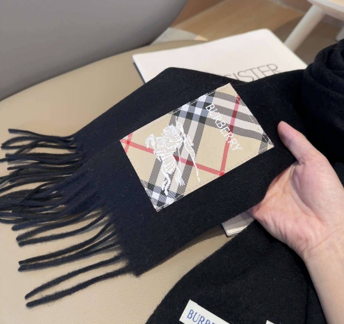 Burberry · 巴宝莉围巾❗️好看的要疯掉了，太有型太有魅力了❗️❗️非常斯文时尚的秋冬单品！真的