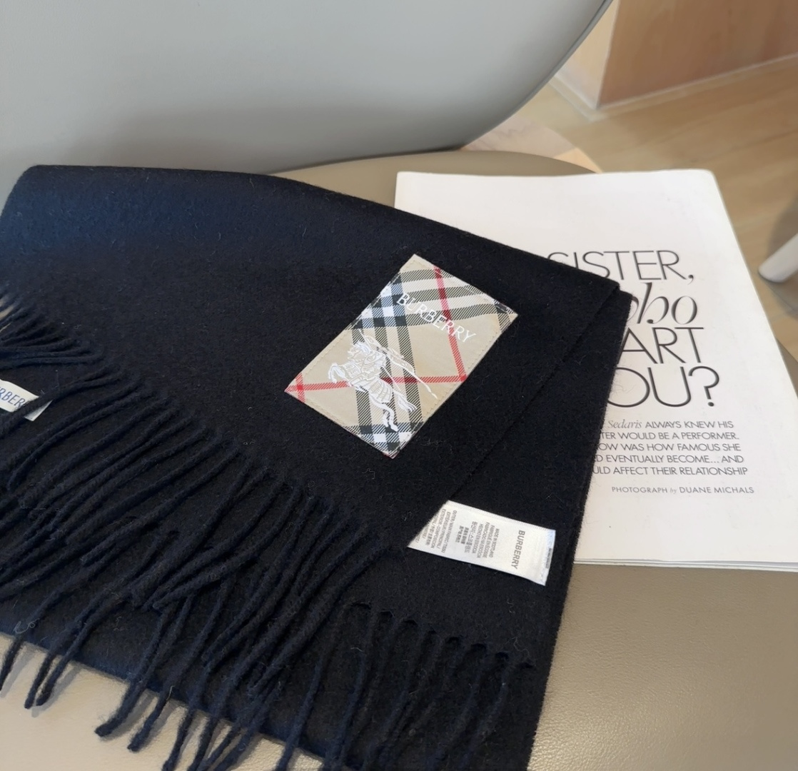 Burberry · 巴宝莉围巾❗️好看的要疯掉了，太有型太有魅力了❗️❗️非常斯文时尚的秋冬单品！真的