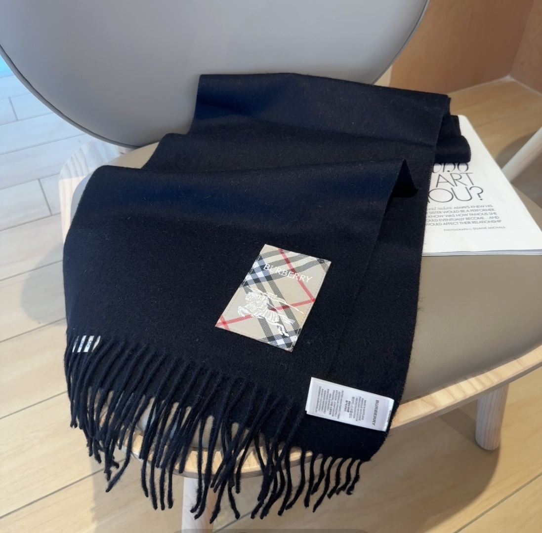 Burberry · 巴宝莉围巾❗️好看的要疯掉了，太有型太有魅力了❗️❗️非常斯文时尚的秋冬单品！真的