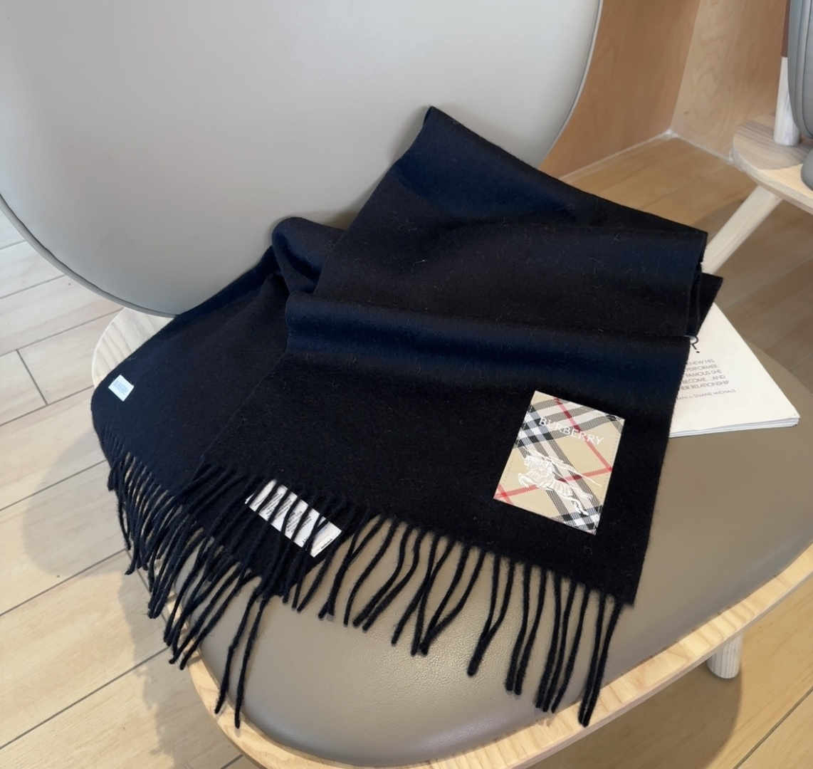Burberry · 巴宝莉围巾❗️好看的要疯掉了，太有型太有魅力了❗️❗️非常斯文时尚的秋冬单品！真的