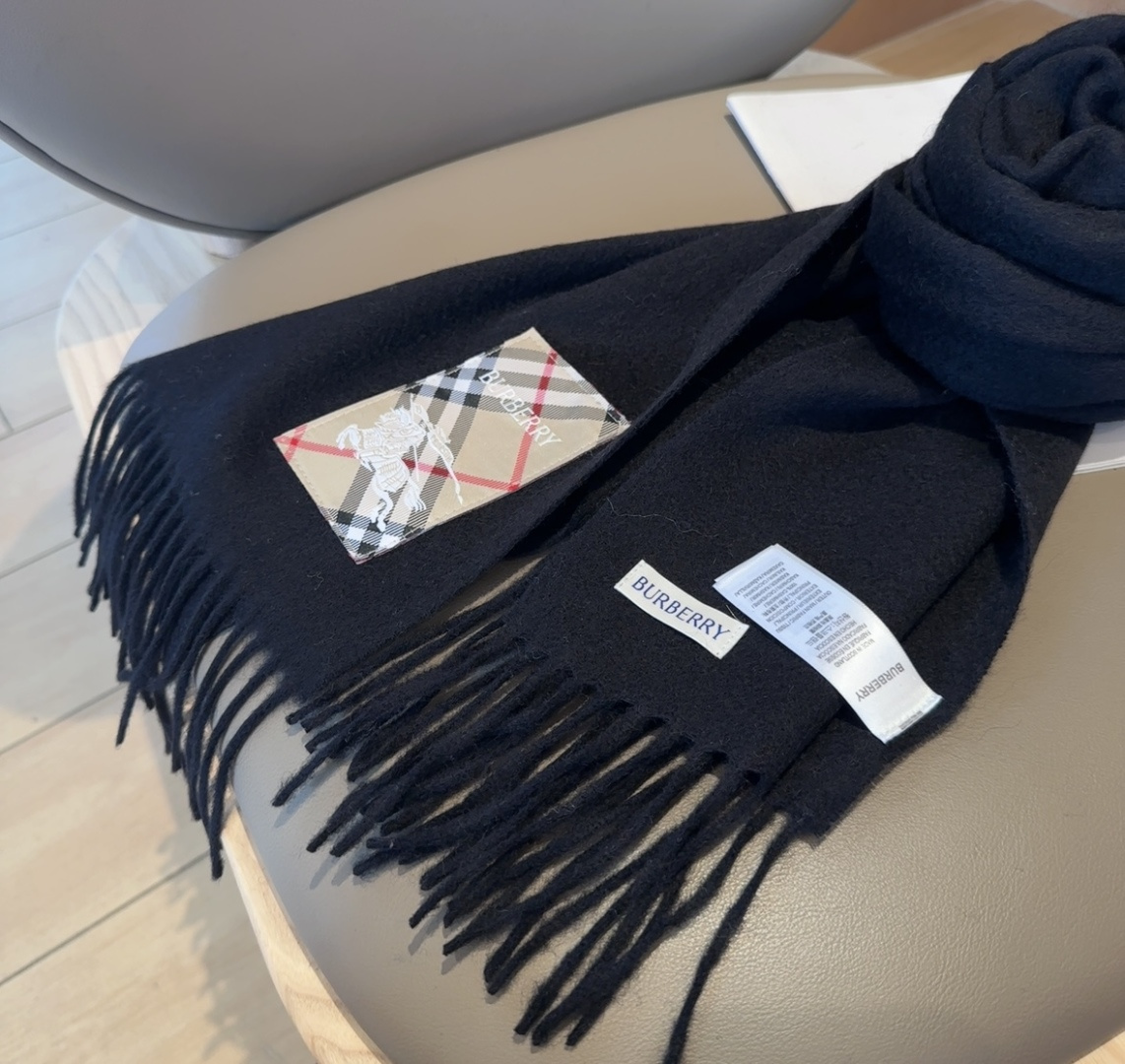 Burberry · 巴宝莉围巾❗️好看的要疯掉了，太有型太有魅力了❗️❗️非常斯文时尚的秋冬单品！真的