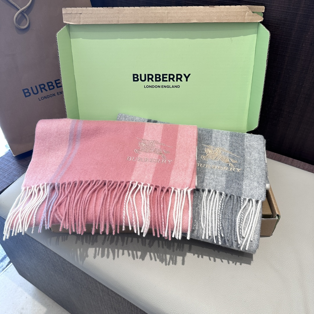 Burberry · 巴宝莉围巾❗️好看的要疯掉了，太有型太有魅力了❗️❗️非常斯文时尚的秋冬单品！真的