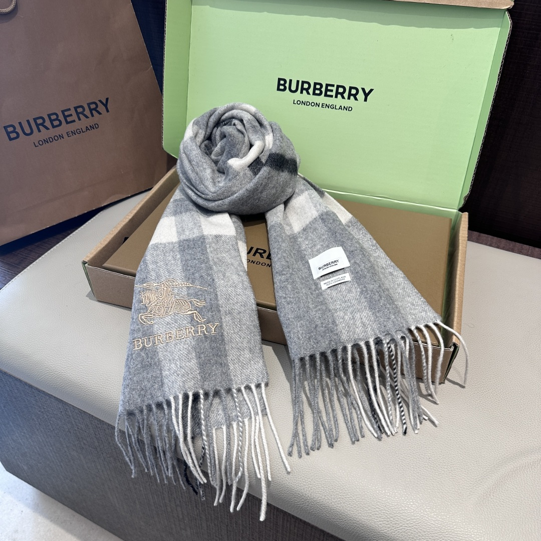 Burberry · 巴宝莉围巾❗️好看的要疯掉了，太有型太有魅力了❗️❗️非常斯文时尚的秋冬单品！真的