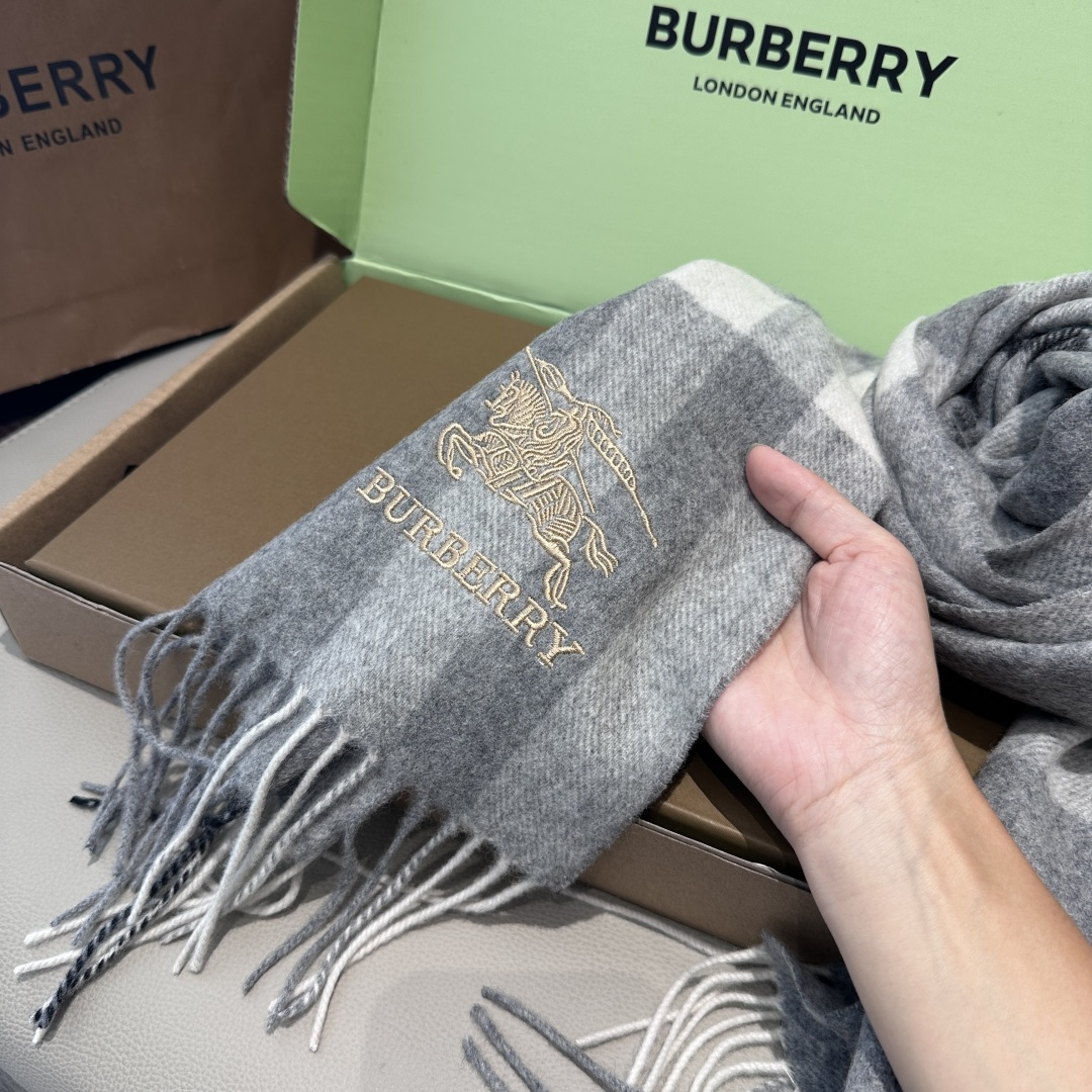 Burberry · 巴宝莉围巾❗️好看的要疯掉了，太有型太有魅力了❗️❗️非常斯文时尚的秋冬单品！真的