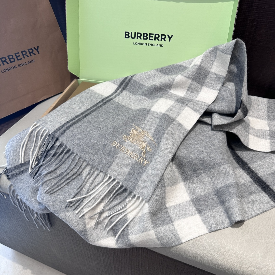 Burberry · 巴宝莉围巾❗️好看的要疯掉了，太有型太有魅力了❗️❗️非常斯文时尚的秋冬单品！真的