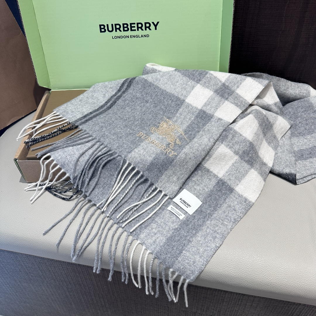 Burberry · 巴宝莉围巾❗️好看的要疯掉了，太有型太有魅力了❗️❗️非常斯文时尚的秋冬单品！真的