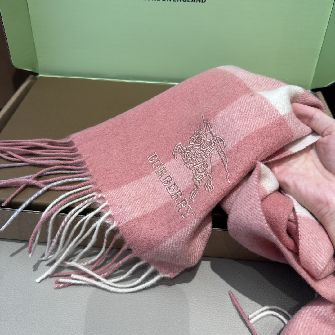 Burberry · 巴宝莉围巾❗️好看的要疯掉了，太有型太有魅力了❗️❗️非常斯文时尚的秋冬单品！真的