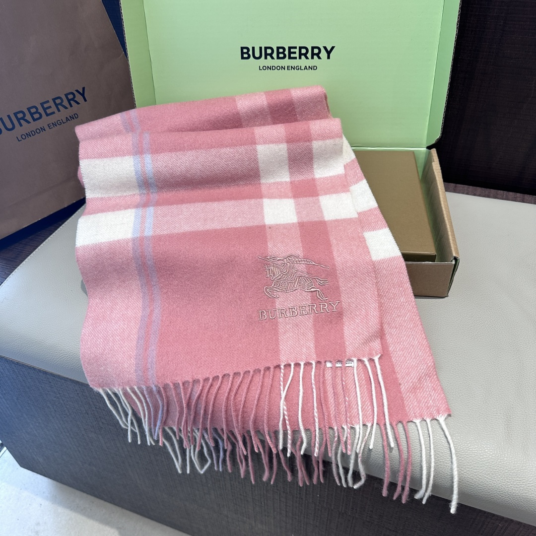 Burberry · 巴宝莉围巾❗️好看的要疯掉了，太有型太有魅力了❗️❗️非常斯文时尚的秋冬单品！真的