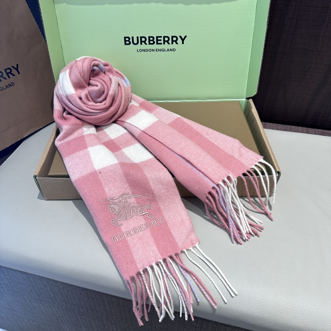 Burberry · 巴宝莉围巾❗️好看的要疯掉了，太有型太有魅力了❗️❗️非常斯文时尚的秋冬单品！真的