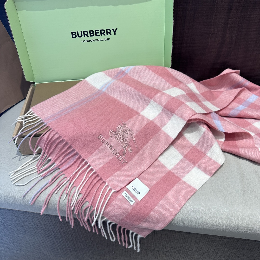 Burberry · 巴宝莉围巾❗️好看的要疯掉了，太有型太有魅力了❗️❗️非常斯文时尚的秋冬单品！真的