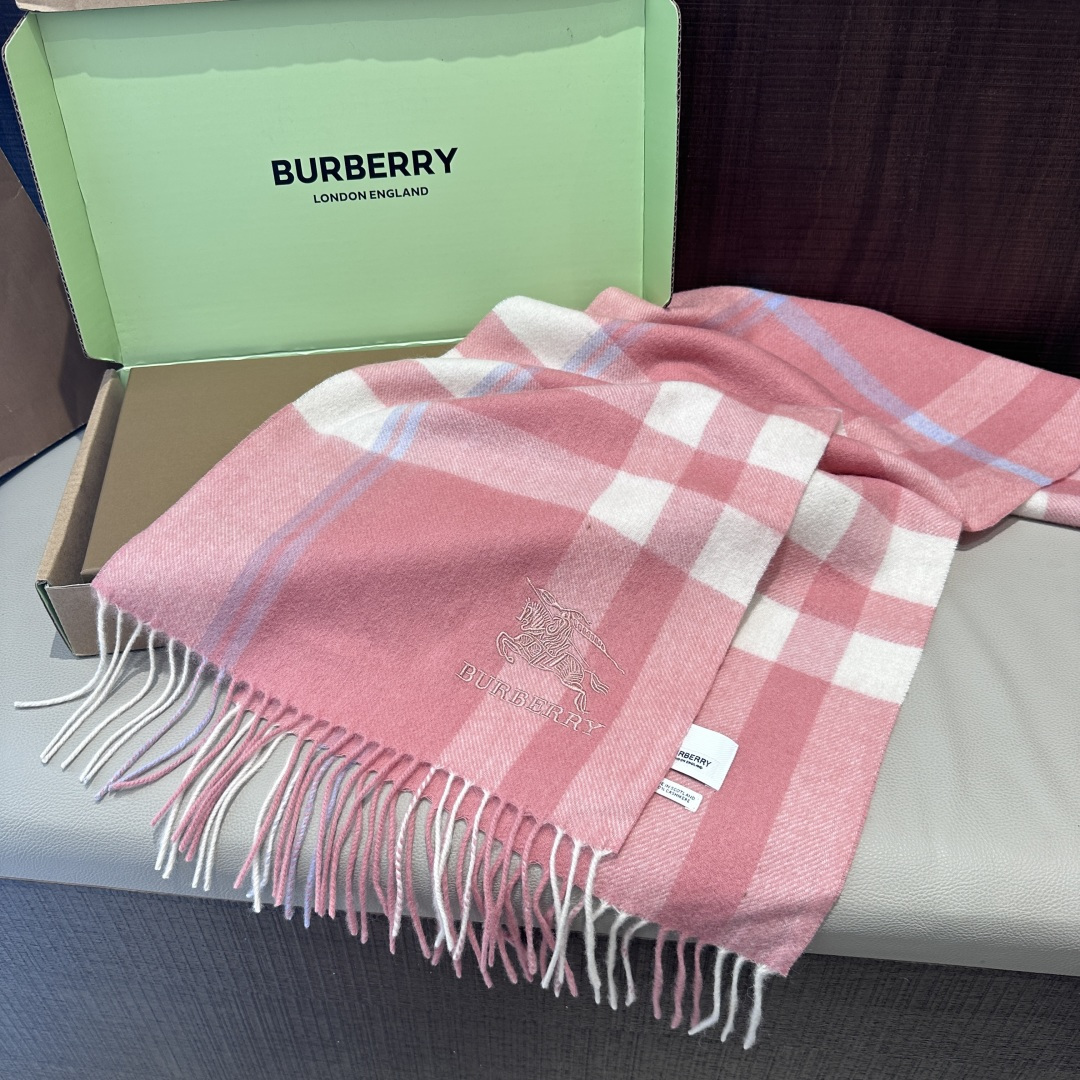 Burberry · 巴宝莉围巾❗️好看的要疯掉了，太有型太有魅力了❗️❗️非常斯文时尚的秋冬单品！真的