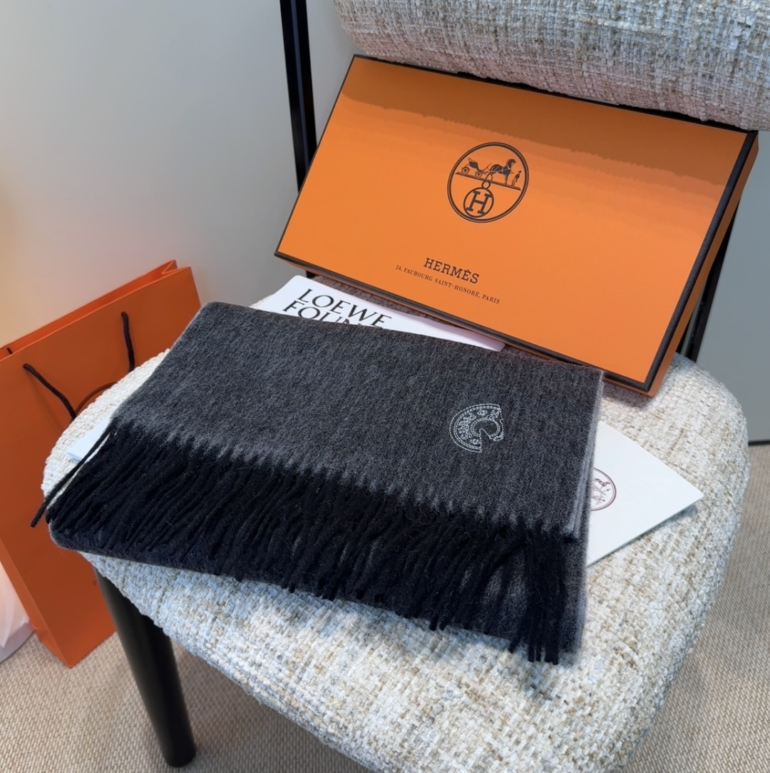 2025年Hermes · 爱马仕，难得一见的温柔配色，低调又不失优雅❗️】重点推荐❗️双边配色，一条围