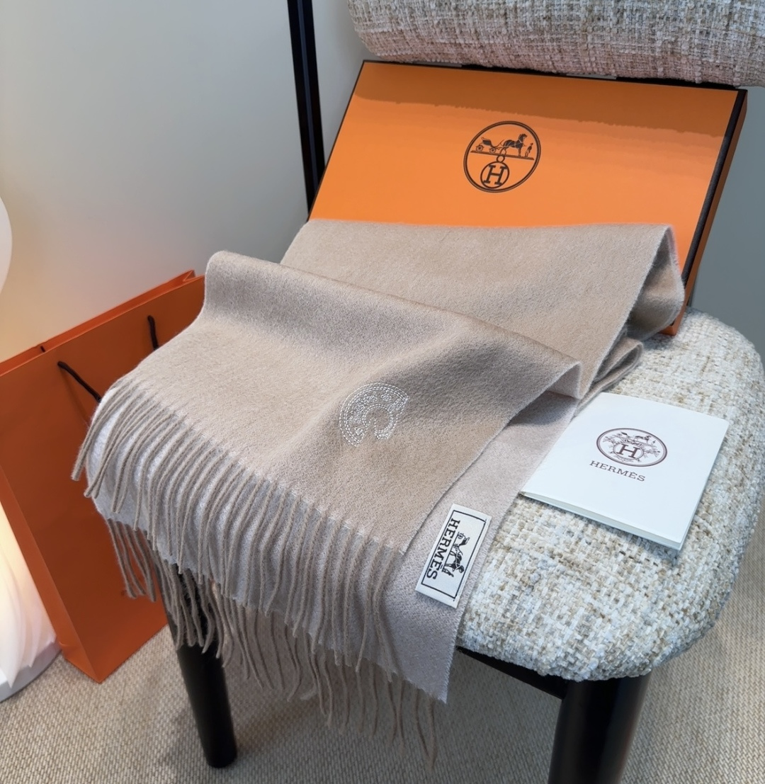 2025年Hermes · 爱马仕，难得一见的温柔配色，低调又不失优雅❗️】重点推荐❗️双边配色，一条围