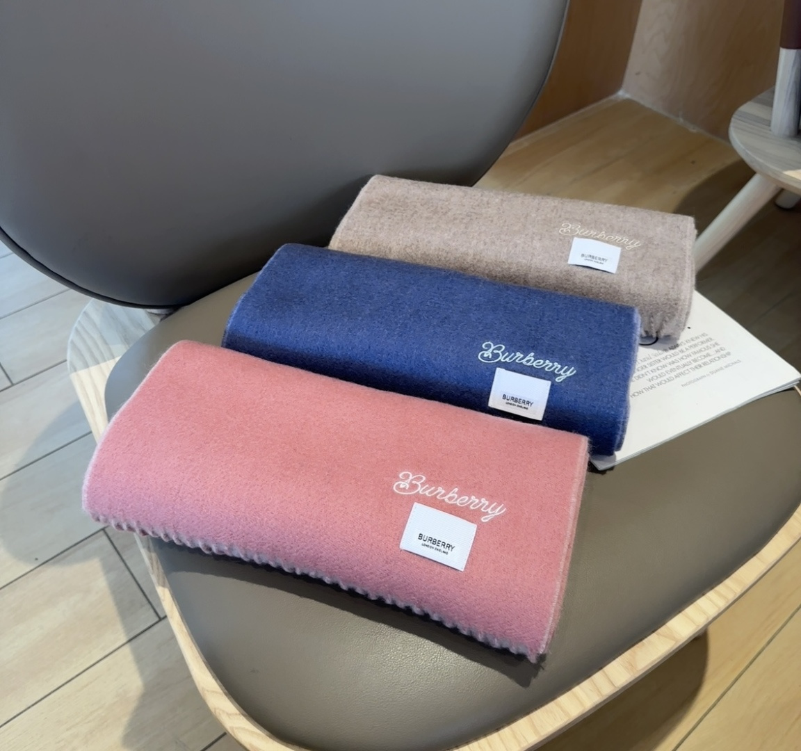 Burberry · 巴宝莉围巾❗️好看的要疯掉了，太有型太有魅力了❗️❗️非常斯文时尚的秋冬单品！真的