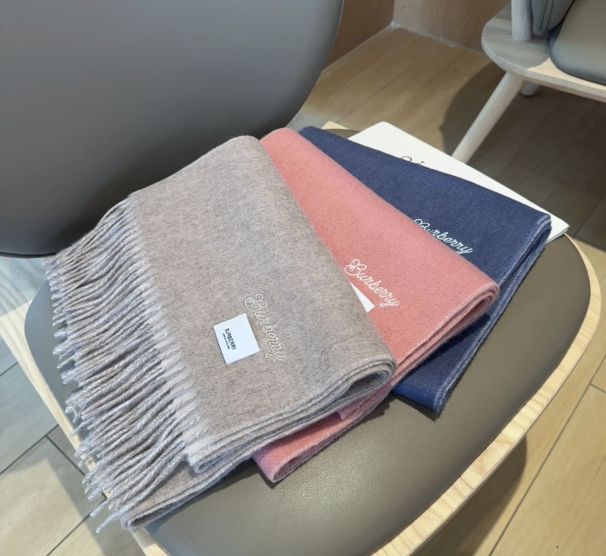 Burberry · 巴宝莉围巾❗️好看的要疯掉了，太有型太有魅力了❗️❗️非常斯文时尚的秋冬单品！真的