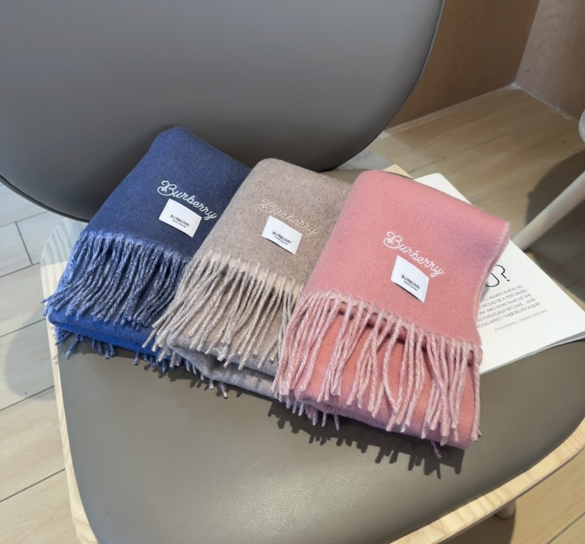 Burberry · 巴宝莉围巾❗️好看的要疯掉了，太有型太有魅力了❗️❗️非常斯文时尚的秋冬单品！真的