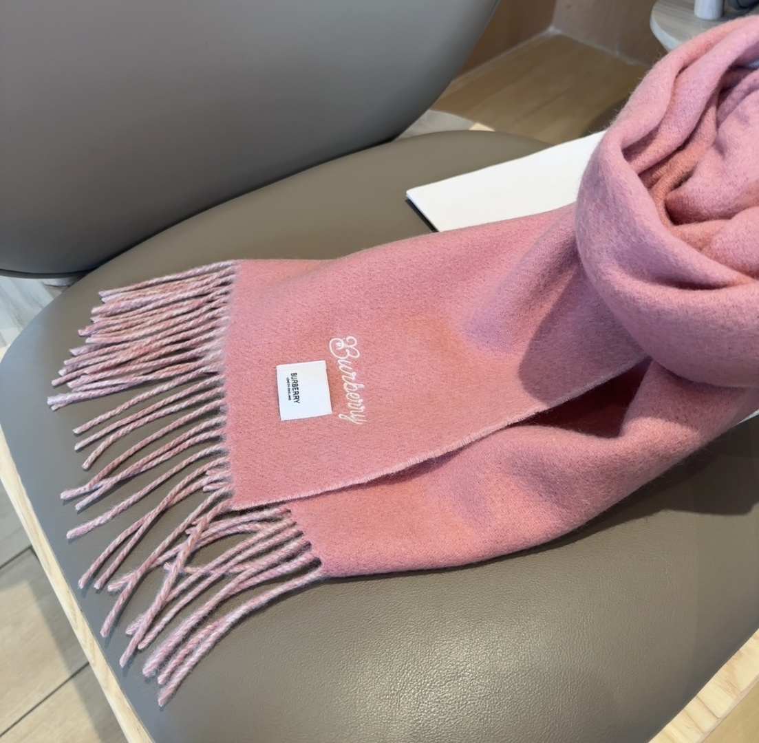 Burberry · 巴宝莉围巾❗️好看的要疯掉了，太有型太有魅力了❗️❗️非常斯文时尚的秋冬单品！真的