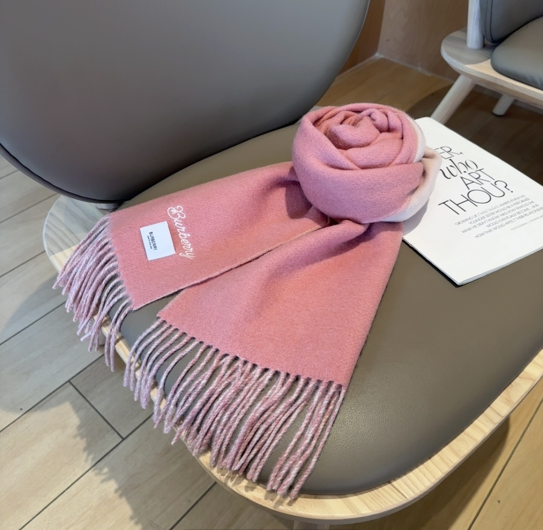 Burberry · 巴宝莉围巾❗️好看的要疯掉了，太有型太有魅力了❗️❗️非常斯文时尚的秋冬单品！真的