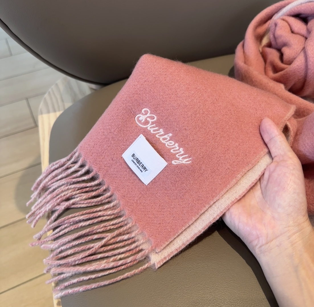 Burberry · 巴宝莉围巾❗️好看的要疯掉了，太有型太有魅力了❗️❗️非常斯文时尚的秋冬单品！真的