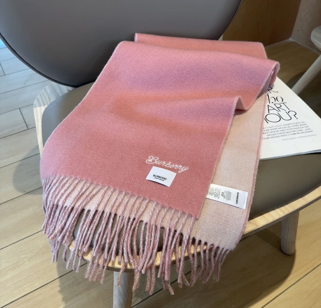 Burberry · 巴宝莉围巾❗️好看的要疯掉了，太有型太有魅力了❗️❗️非常斯文时尚的秋冬单品！真的