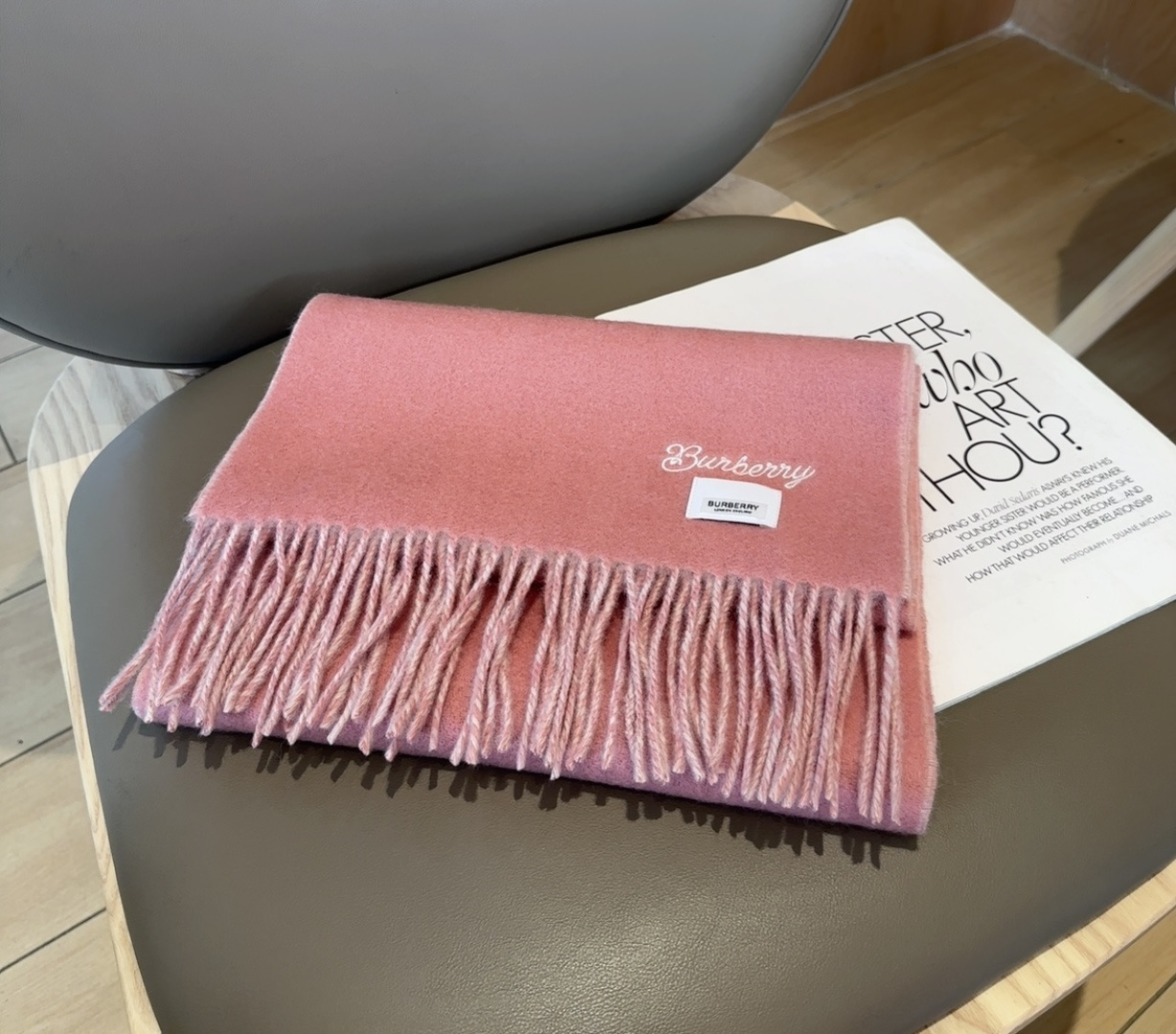 Burberry · 巴宝莉围巾❗️好看的要疯掉了，太有型太有魅力了❗️❗️非常斯文时尚的秋冬单品！真的