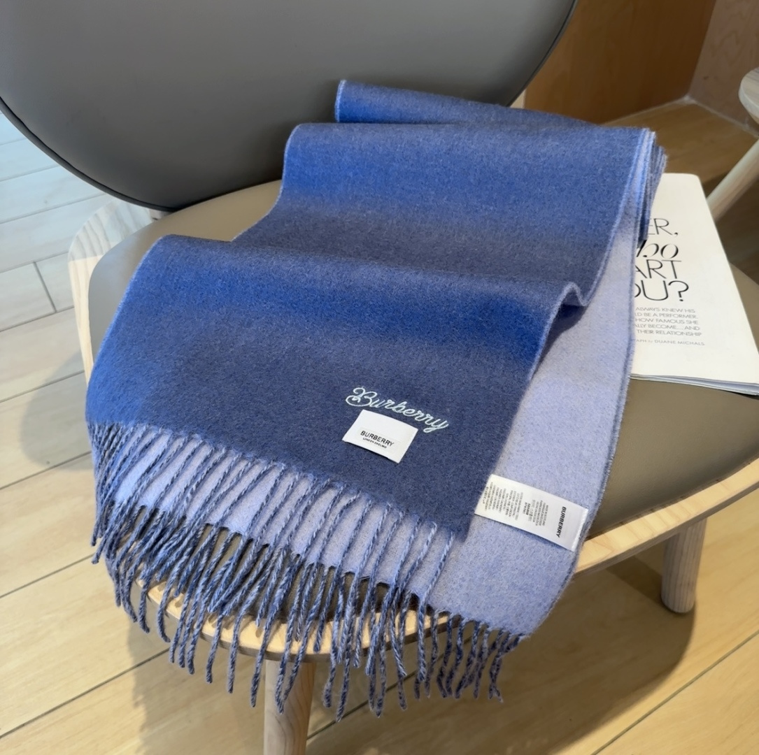 Burberry · 巴宝莉围巾❗️好看的要疯掉了，太有型太有魅力了❗️❗️非常斯文时尚的秋冬单品！真的