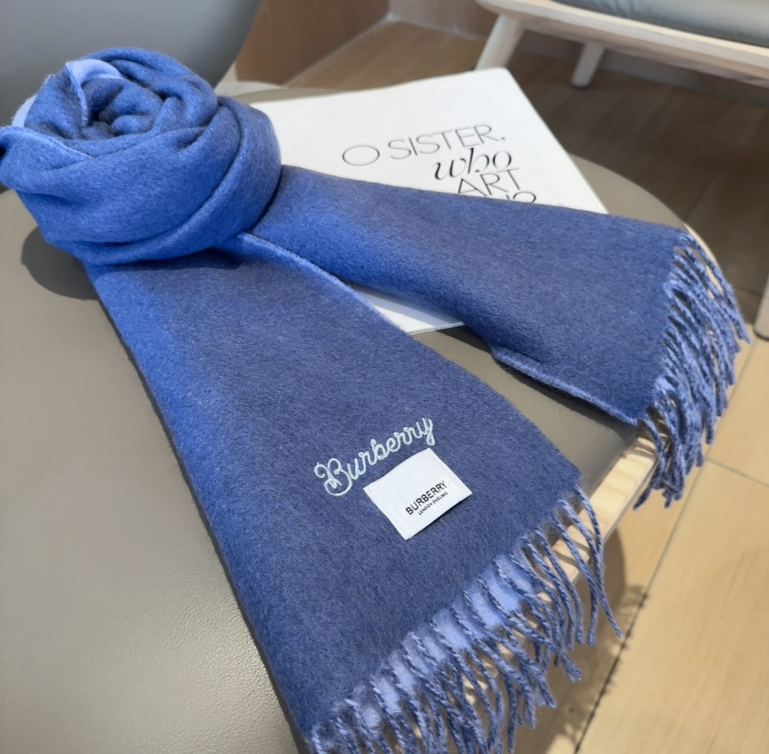Burberry · 巴宝莉围巾❗️好看的要疯掉了，太有型太有魅力了❗️❗️非常斯文时尚的秋冬单品！真的