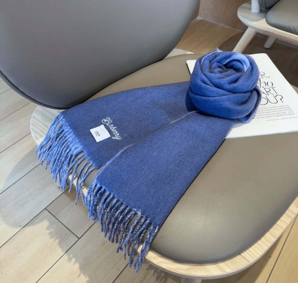 Burberry · 巴宝莉围巾❗️好看的要疯掉了，太有型太有魅力了❗️❗️非常斯文时尚的秋冬单品！真的