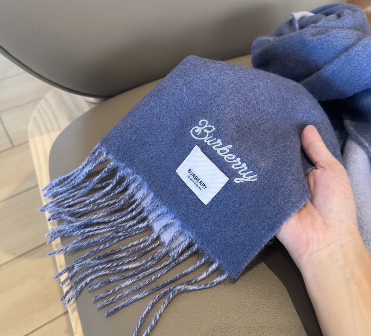 Burberry · 巴宝莉围巾❗️好看的要疯掉了，太有型太有魅力了❗️❗️非常斯文时尚的秋冬单品！真的