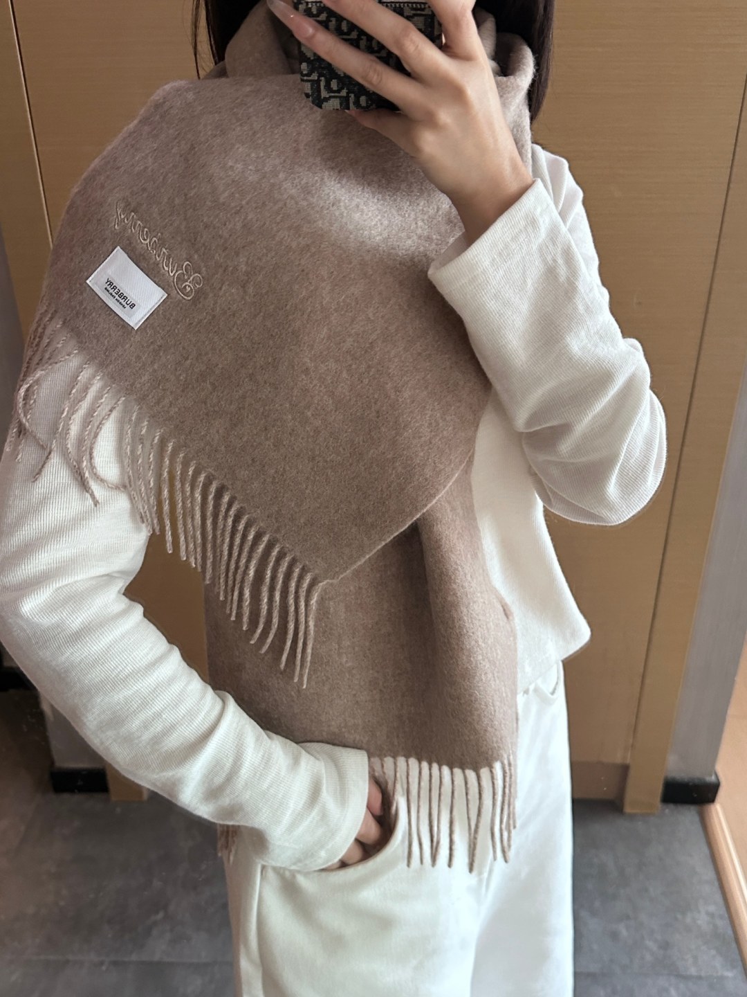 NO:581073,Burberry · Burberry scarf is so beautiful that it’s so stylish and charming. It’s a very elegant and fashionable autumn and winter item!  I really like it, it’s a very classic men’s design. The men’s items are small but refined, and the feel is really amazing. The effect on the upper body is really good, no matter how you wear it, it looks good!  !  This style is really worth buying with your eyes closed, and it can be easily worn by any age group!  !  !  30*180cm high version scarf, high version scarf, burberry, burberry19860909Burberry · 巴宝莉围巾好看的要疯掉了,太有型太有魅力了非常斯文时尚的秋冬单品！真的很喜欢,非常Classical的男款设计.男人的东西少而精手感真的绝了上身效果真的随便怎么围都好看！！这种款式真的闭着眼买,任何年龄层都轻松驾驭！！！30*180cm高版本围巾,高版本围巾,burberry,burberry,scarf