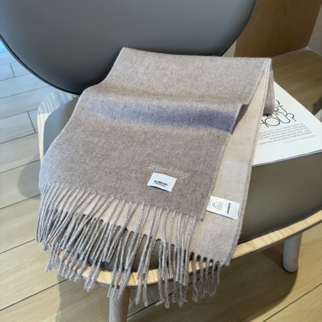 Burberry · 巴宝莉围巾❗️好看的要疯掉了，太有型太有魅力了❗️❗️非常斯文时尚的秋冬单品！真的