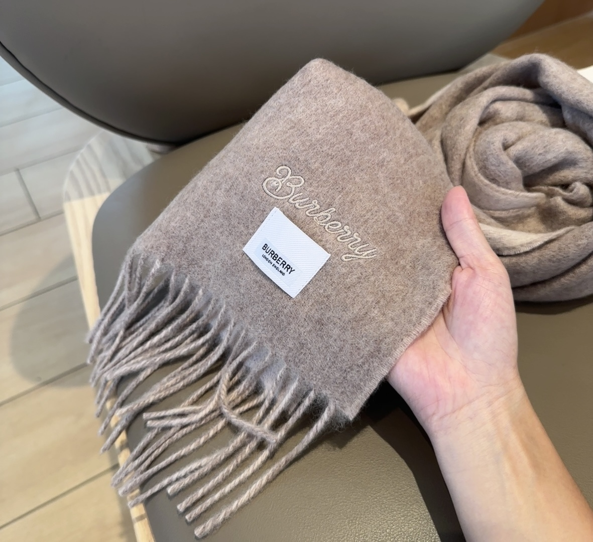 Burberry · 巴宝莉围巾❗️好看的要疯掉了，太有型太有魅力了❗️❗️非常斯文时尚的秋冬单品！真的