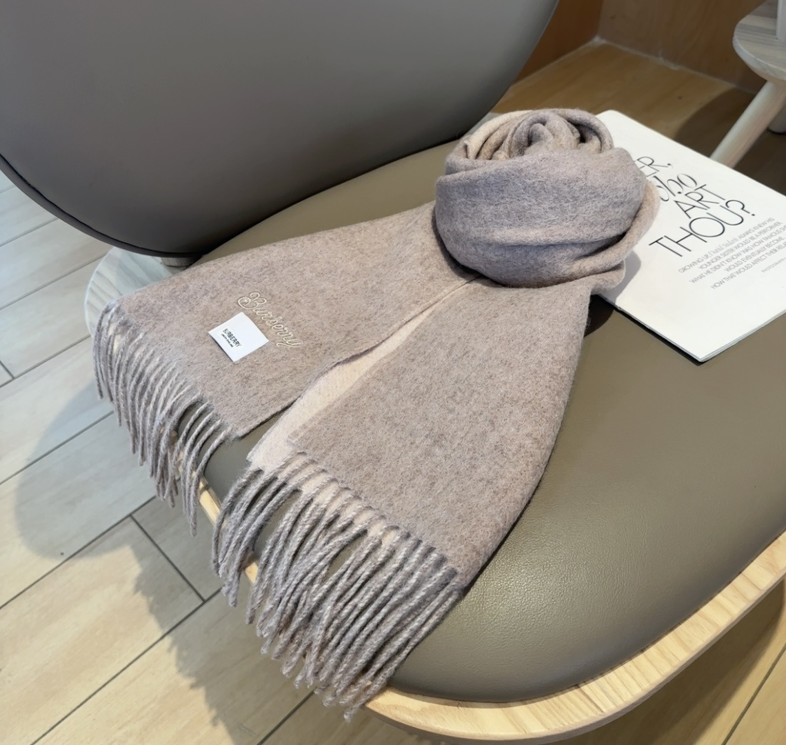 Burberry · 巴宝莉围巾❗️好看的要疯掉了，太有型太有魅力了❗️❗️非常斯文时尚的秋冬单品！真的