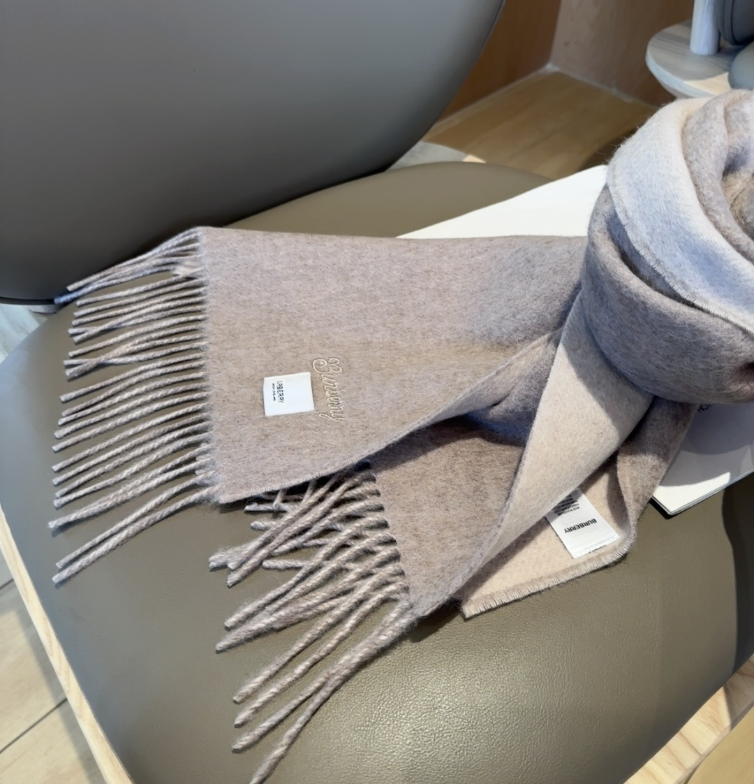 Burberry · 巴宝莉围巾❗️好看的要疯掉了，太有型太有魅力了❗️❗️非常斯文时尚的秋冬单品！真的