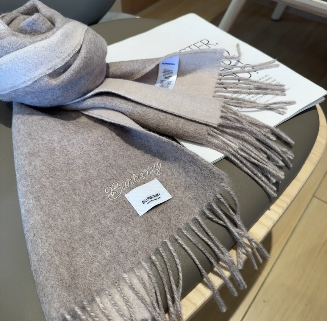Burberry · 巴宝莉围巾❗️好看的要疯掉了，太有型太有魅力了❗️❗️非常斯文时尚的秋冬单品！真的