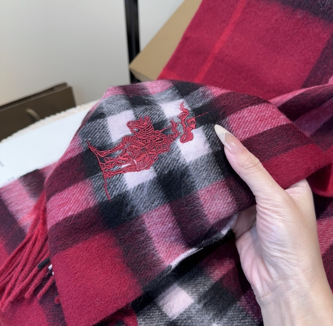 Burberry · 巴宝莉围巾❗️好看的要疯掉了，太有型太有魅力了❗️❗️非常斯文时尚的秋冬单品！真的