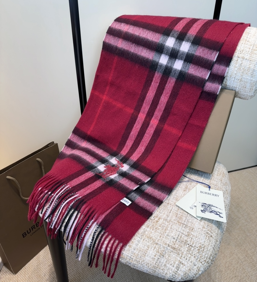 Burberry · 巴宝莉围巾❗️好看的要疯掉了，太有型太有魅力了❗️❗️非常斯文时尚的秋冬单品！真的