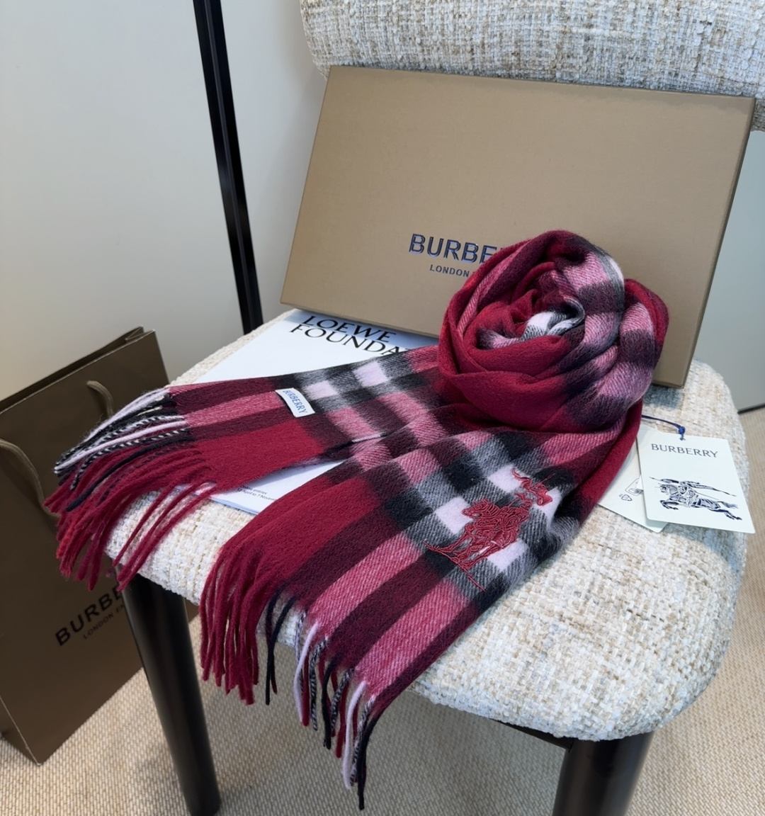 Burberry · 巴宝莉围巾❗️好看的要疯掉了，太有型太有魅力了❗️❗️非常斯文时尚的秋冬单品！真的
