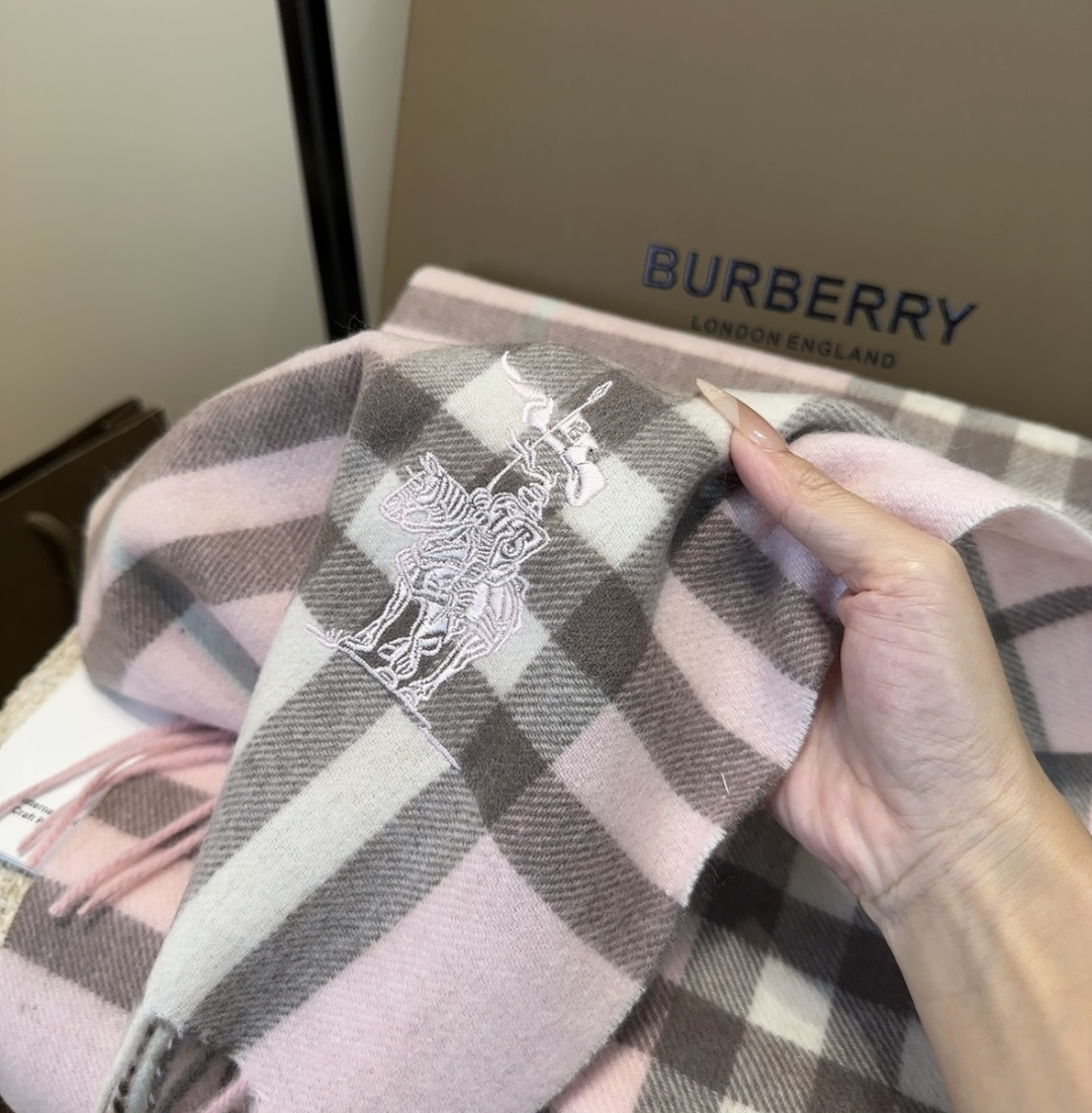 Burberry · 巴宝莉围巾❗️好看的要疯掉了，太有型太有魅力了❗️❗️非常斯文时尚的秋冬单品！真的
