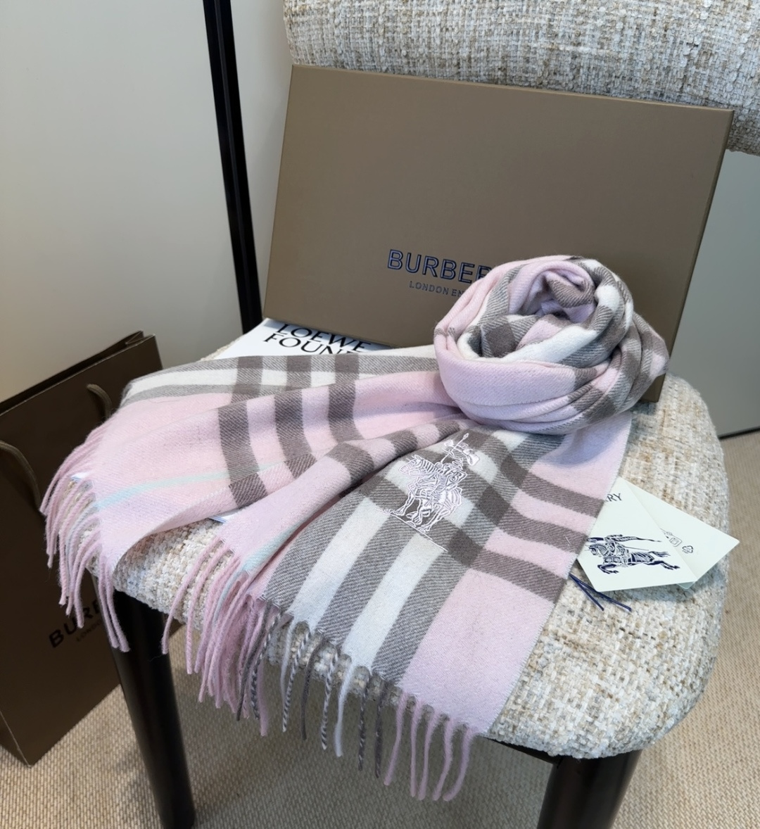 Burberry · 巴宝莉围巾❗️好看的要疯掉了，太有型太有魅力了❗️❗️非常斯文时尚的秋冬单品！真的