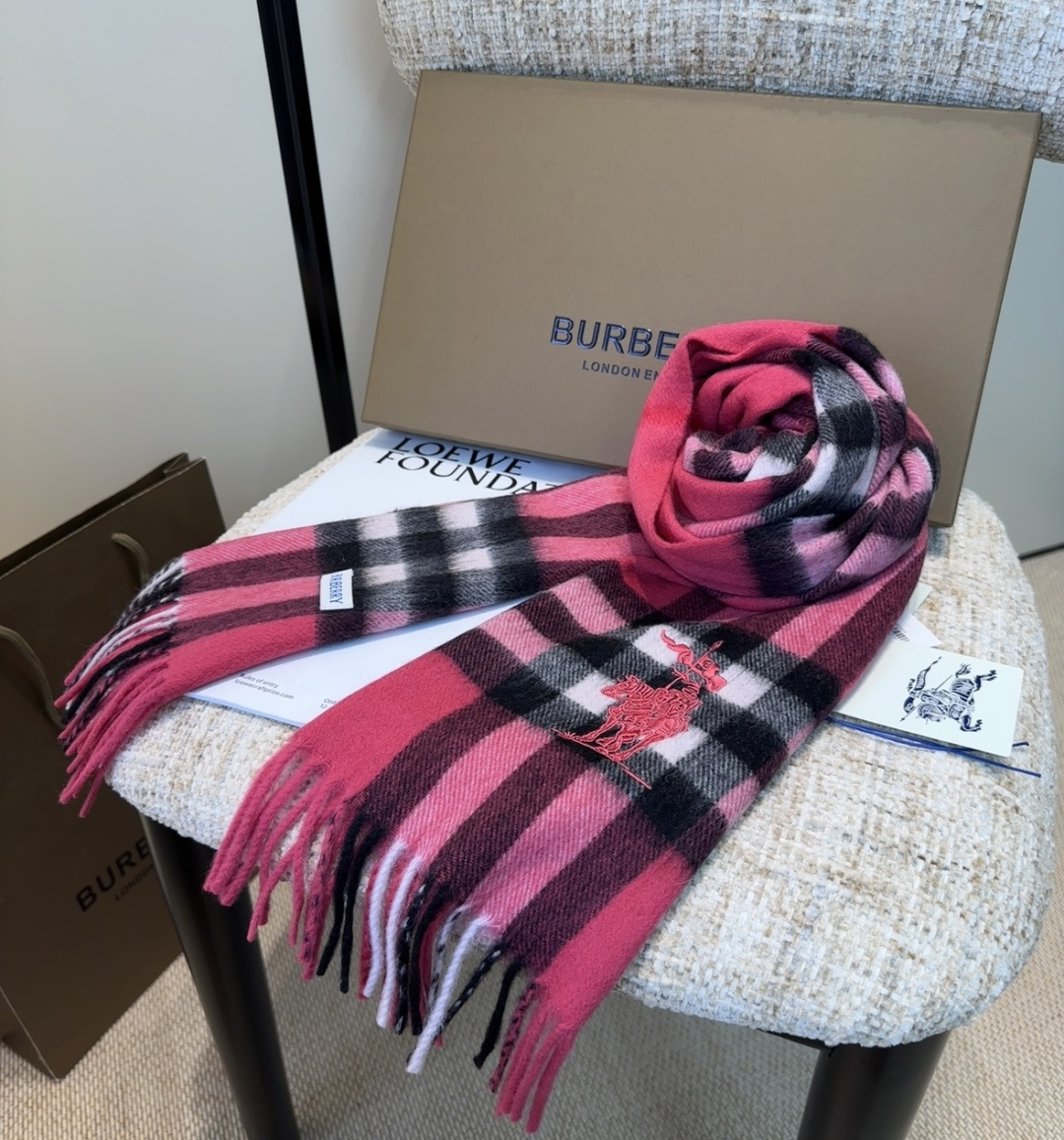 Burberry · 巴宝莉围巾❗️好看的要疯掉了，太有型太有魅力了❗️❗️非常斯文时尚的秋冬单品！真的
