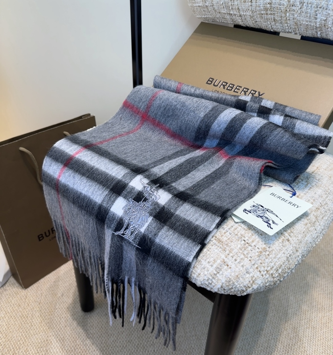 Burberry · 巴宝莉围巾❗️好看的要疯掉了，太有型太有魅力了❗️❗️非常斯文时尚的秋冬单品！真的