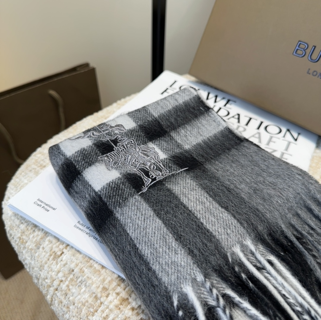 Burberry · 巴宝莉围巾❗️好看的要疯掉了，太有型太有魅力了❗️❗️非常斯文时尚的秋冬单品！真的